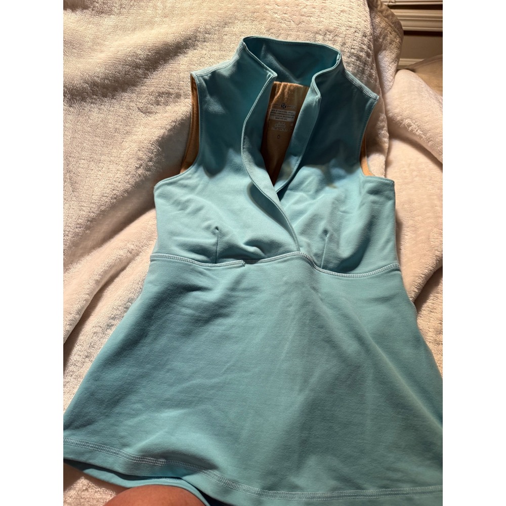 Lululemon Turquoise Sleeveless Yoga Tank Top Wrap V-Neck Built-in Bra Size 8
